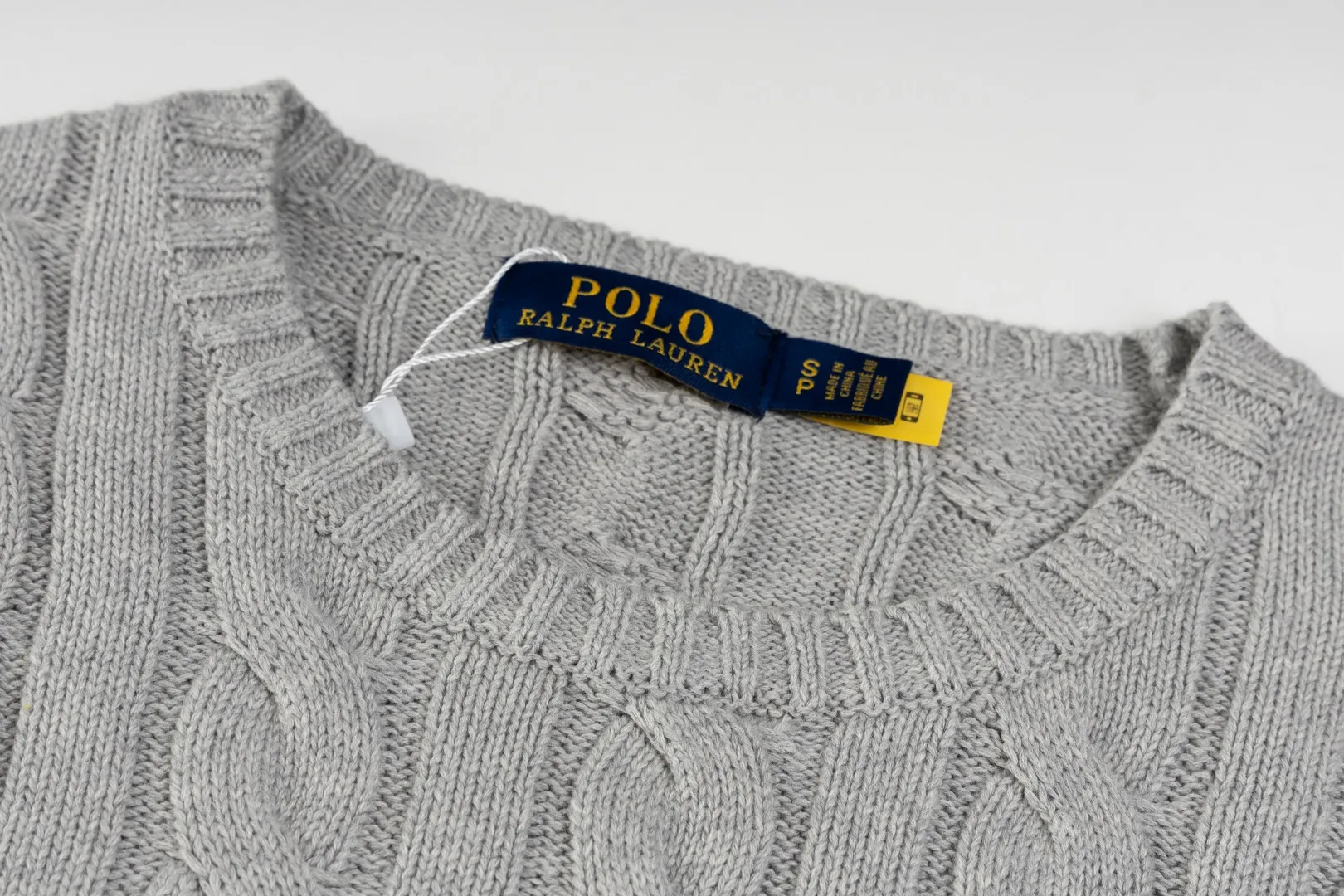 P220 #R91 RALPH LAUREN Ralph Lauren fourteen colors classic small label embroidery round neck pullover cable cardigan sweater men's top, high-density LOGO embroidery on the chest, original customization of tag accessories. Made of pure cotton yarn, pure cotton is skin-friendly and comfortable, small label war horse embroidered twist button round neck sweater 🐎 high quality, follow the blogger to learn how to wear it! Let’s buy a Ralph Lauren cable sweater. It’s a super hard-to-find series after it became popular. It’s hard to find one on the official website. It’s simple and practical to wear, with a lazy and loose feel. The thickened fabric has more texture, feels soft and delicate, and has a loose fit. Whether worn alone or layered, you can wear different styles of fashion with just one piece!   Size：XS S M L Sleeve length: 59/60/61/62/63
